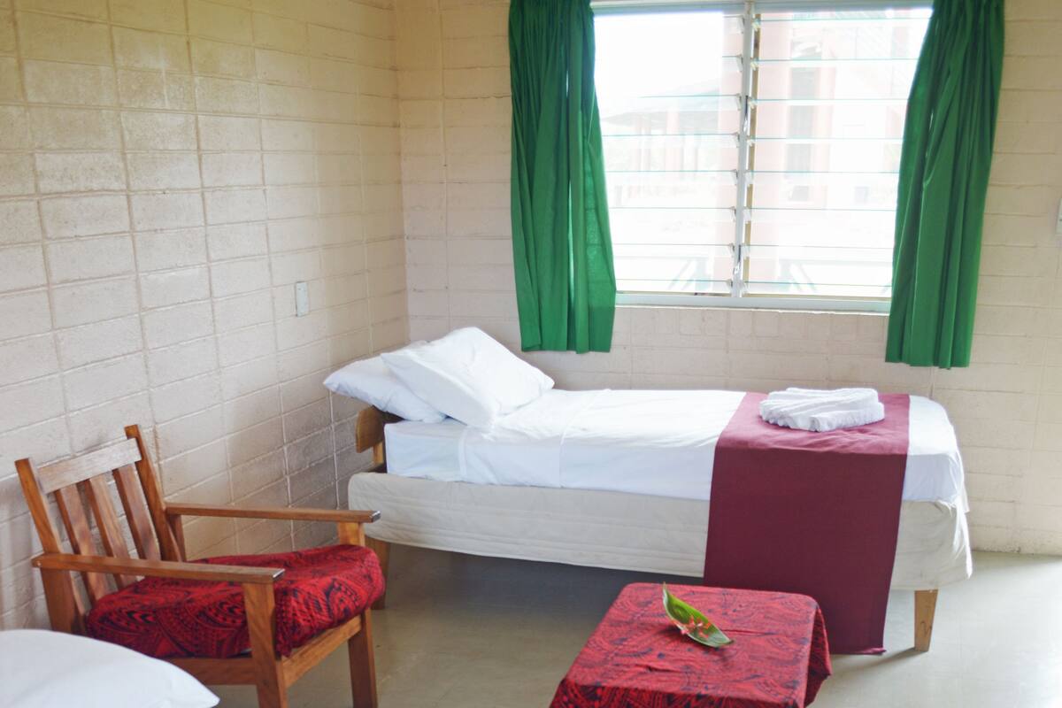 Desk, rollaway beds, bed sheets