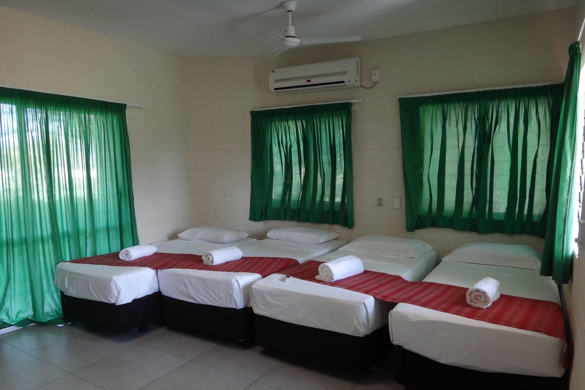 Desk, rollaway beds, bed sheets