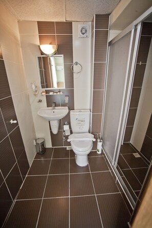 Shower, free toiletries, hair dryer, slippers - Istanbul Dedem Hotel 1 (Istanbul)