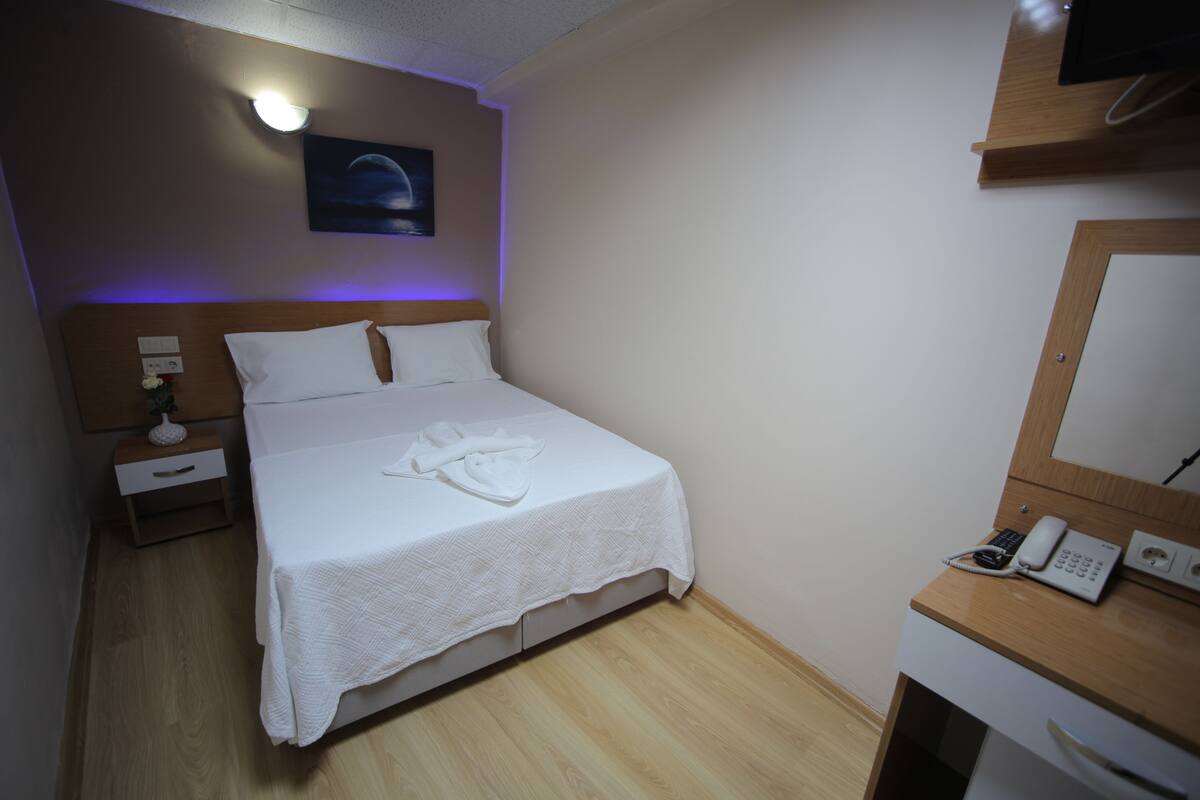 Classic Single Room | Minibar, in-room safe, desk, iron/ironing board (on request)
