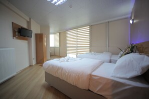 Kamar Triple Klasik | Minibar, brankas, meja kerja, dan setrika/meja setrika