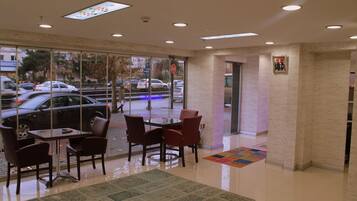 Coin salon dans le hall