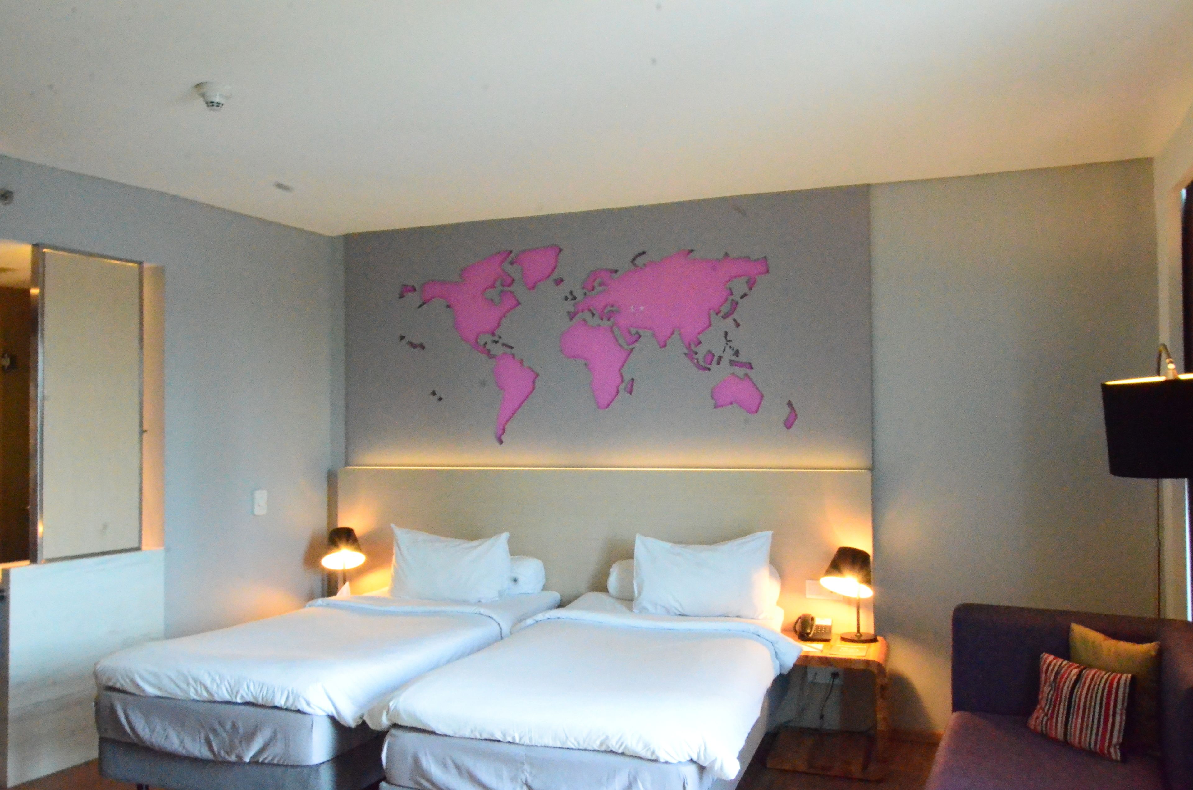 deluxe room, 2 single beds | 1 bedroom, in-room safe, desk, laptop workspace