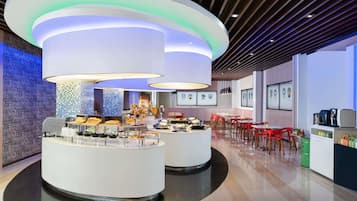 Lunch and dinner served, international cuisine