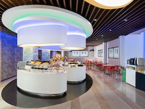 Lunch and dinner served, international cuisine