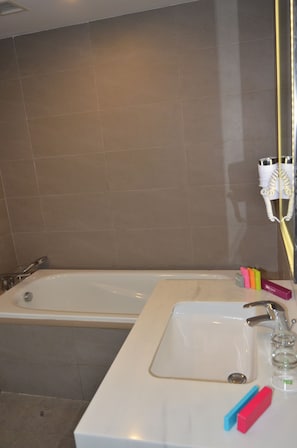 Family Suite, 1 Double Bed | Bathroom