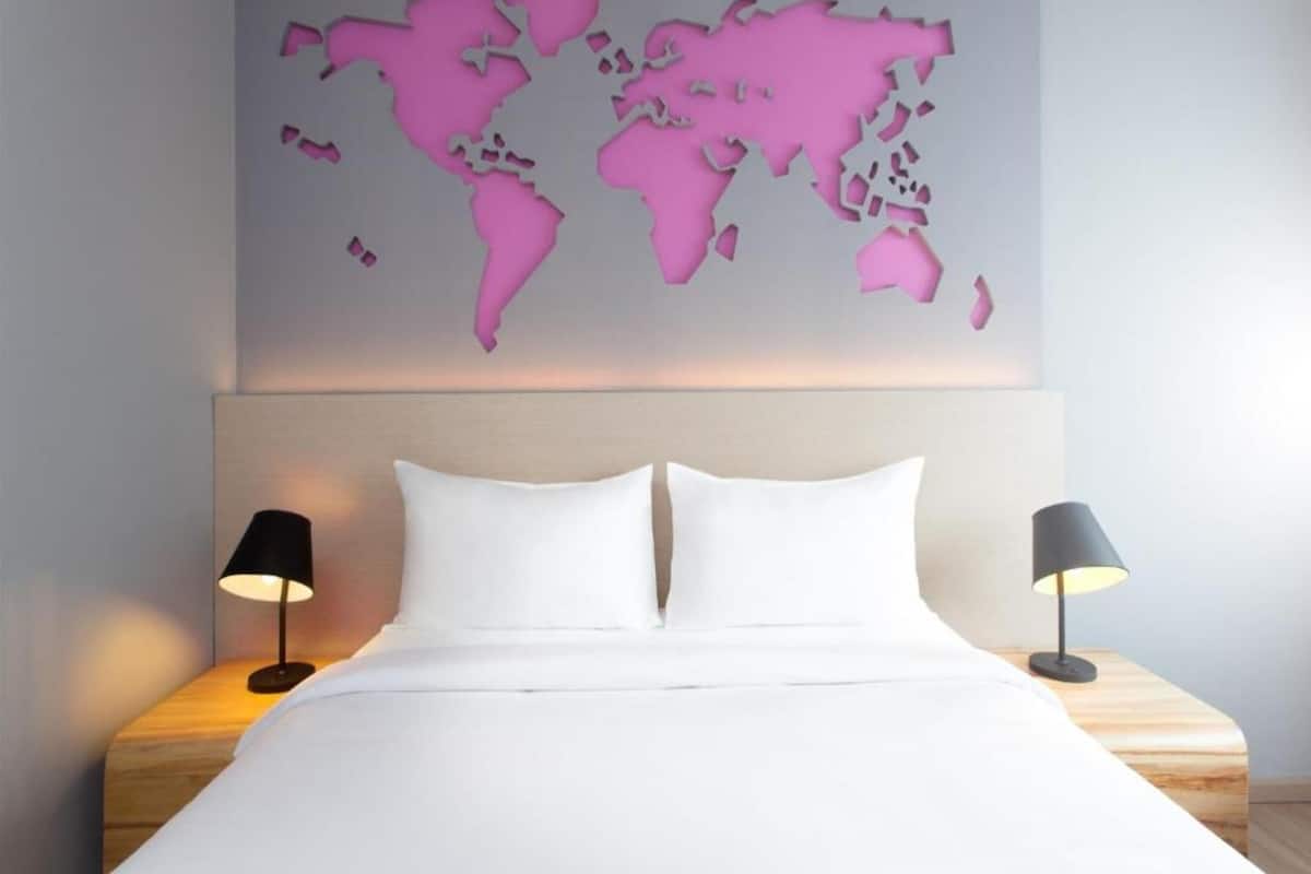 Deluxe Room, 1 Double Bed | In-room safe, desk, laptop workspace, iron/ironing board