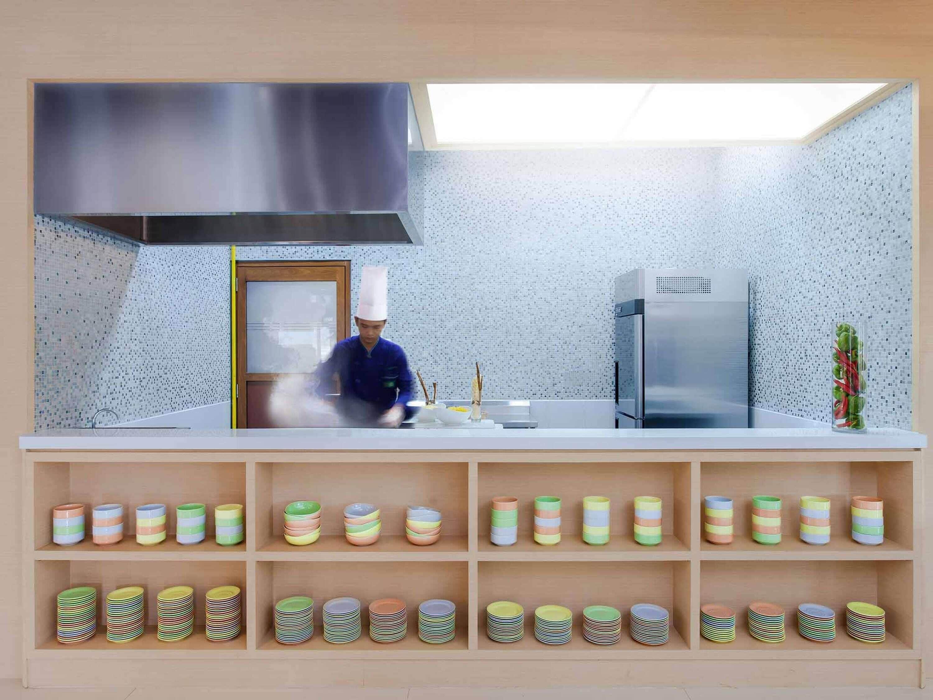 lunch and dinner served, international cuisine