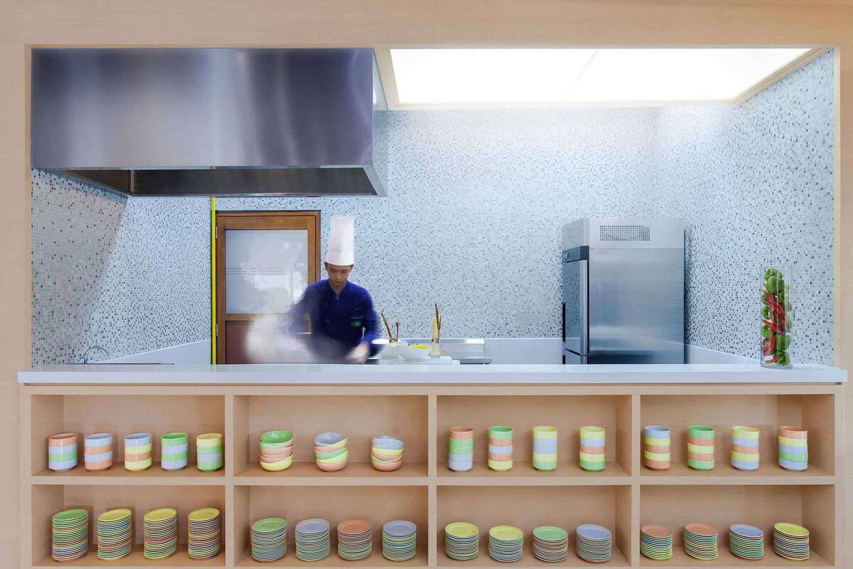 lunch and dinner served, international cuisine