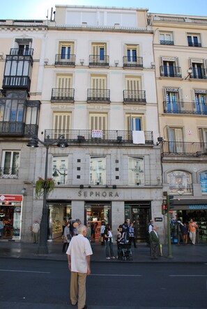 A multi-story building with a Sephora store on the ground floor. - Apartamentos en Sol (Madrid)