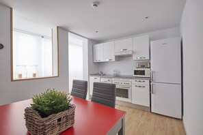 Camera, 1 camera da letto | Cucina privata | Frigorifero con congelatore, microonde, forno, piano cottura
