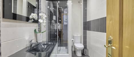 Standard Room | Bathroom | Shower, free toiletries, hair dryer, towels