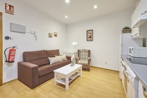 Standard Room | Living area | Plasma TV - Apartamentos en Sol (Madrid)