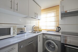 Standard Penthouse | Private kitchen | Full-size fridge, microwave, oven, stovetop - Apartamentos en Sol (Madrid)