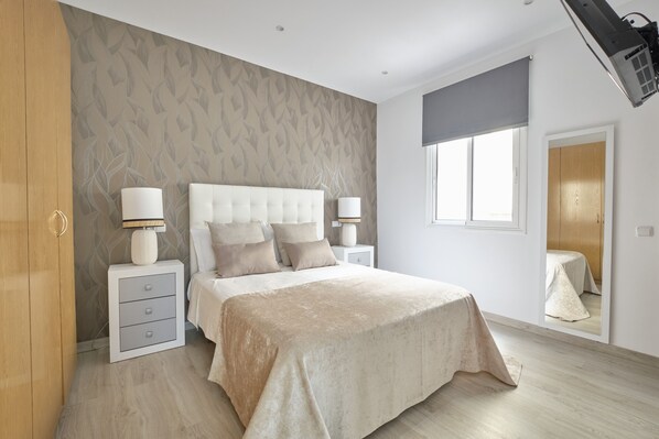 Premium bedding, down comforters, iron/ironing board, free WiFi - Apartamentos en Sol (Madrid)
