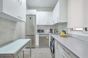 Full-size fridge, microwave, oven, stovetop - Apartamentos en Sol (Madrid)
