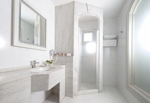 Classic Double Room | Bathroom | Free toiletries, hair dryer, slippers, towels