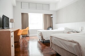 豪华双床房 | 迷你吧、客房内保险箱、办公桌、遮光窗帘