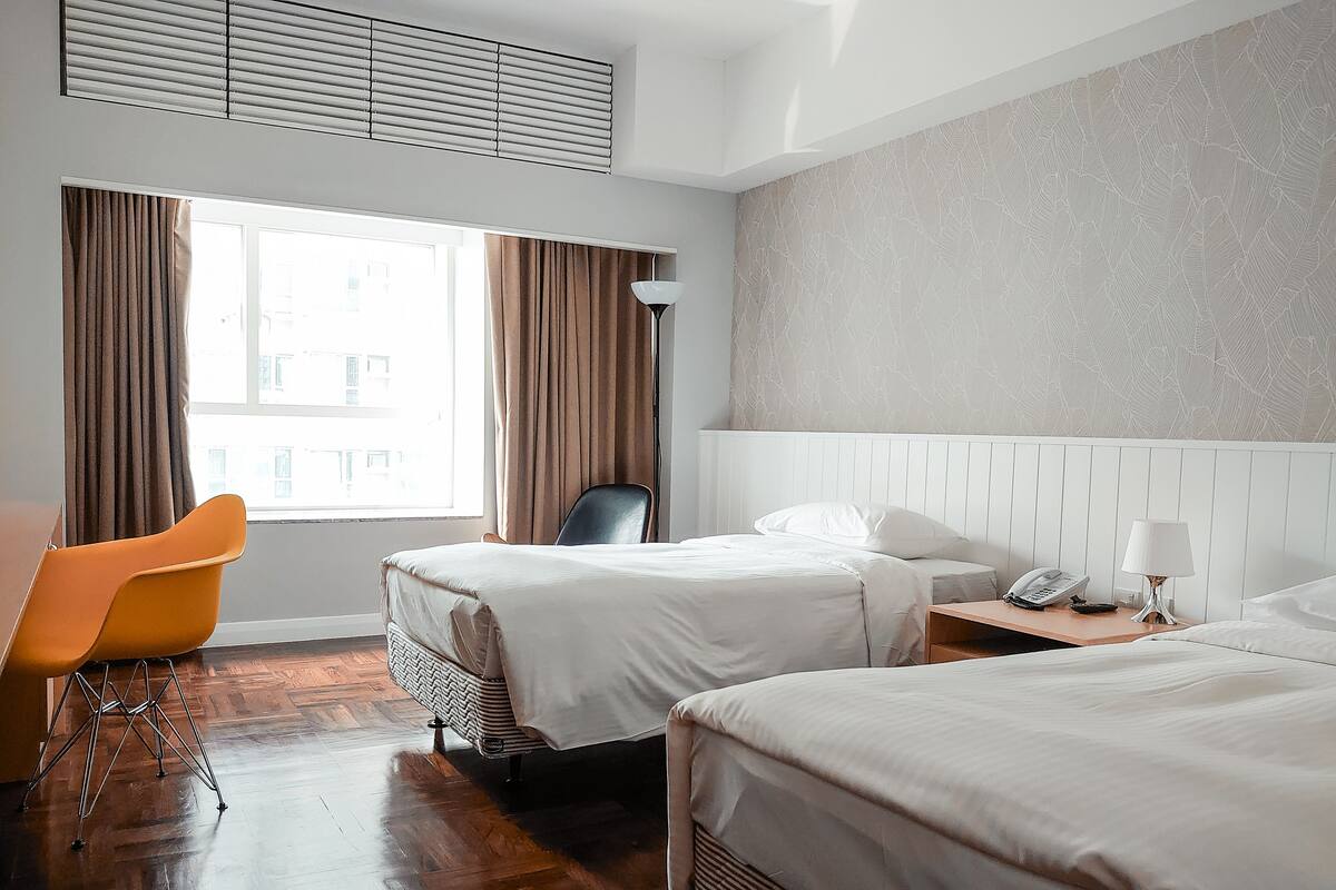 Habitación estándar con 2 camas individuales | Minibar, caja fuerte, escritorio y cortinas opacas