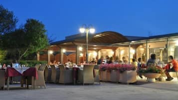 Breakfast, lunch, dinner served; Italian cuisine