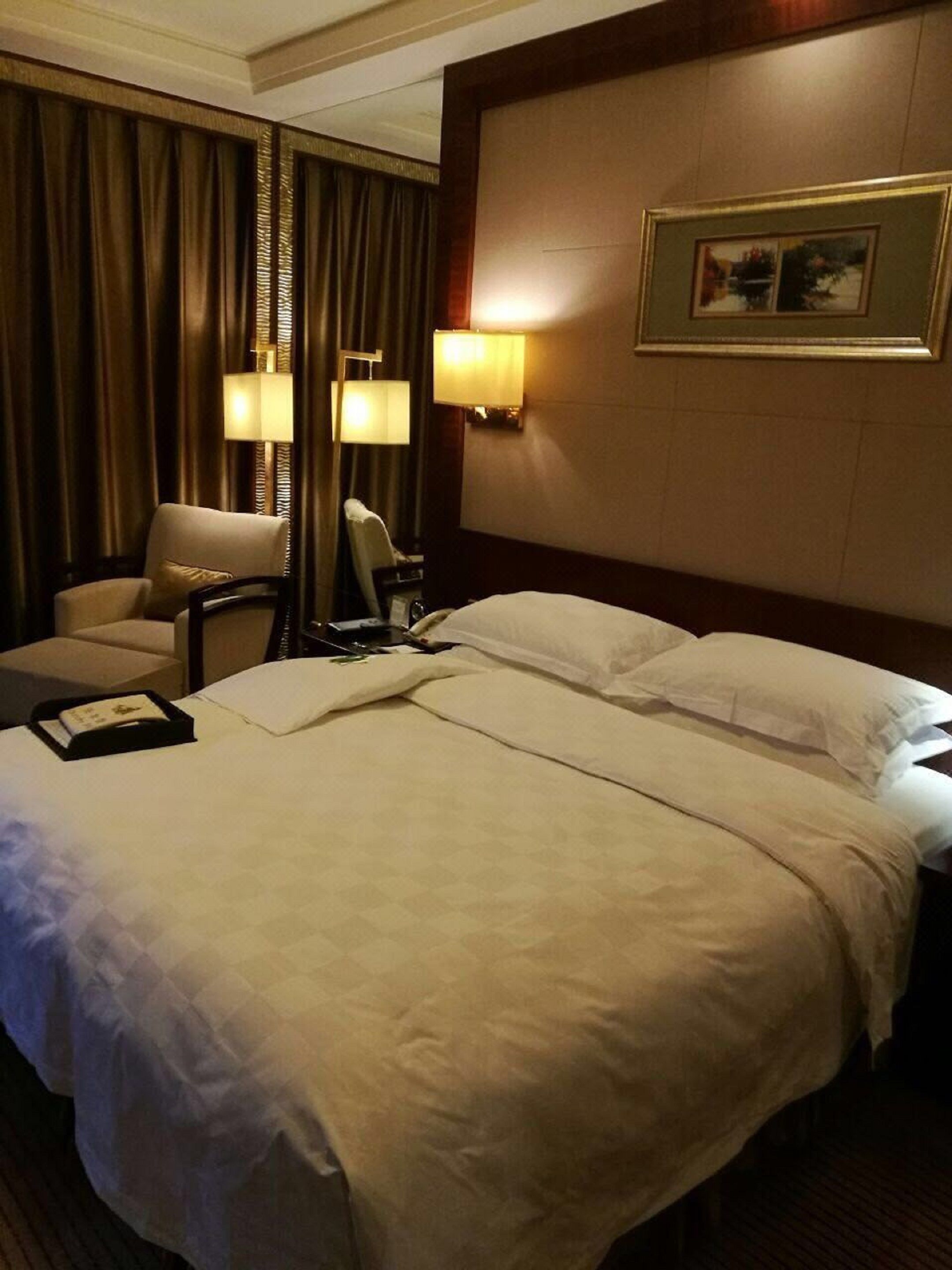 business king room  | down duvets, in-room safe, desk, blackout curtains
