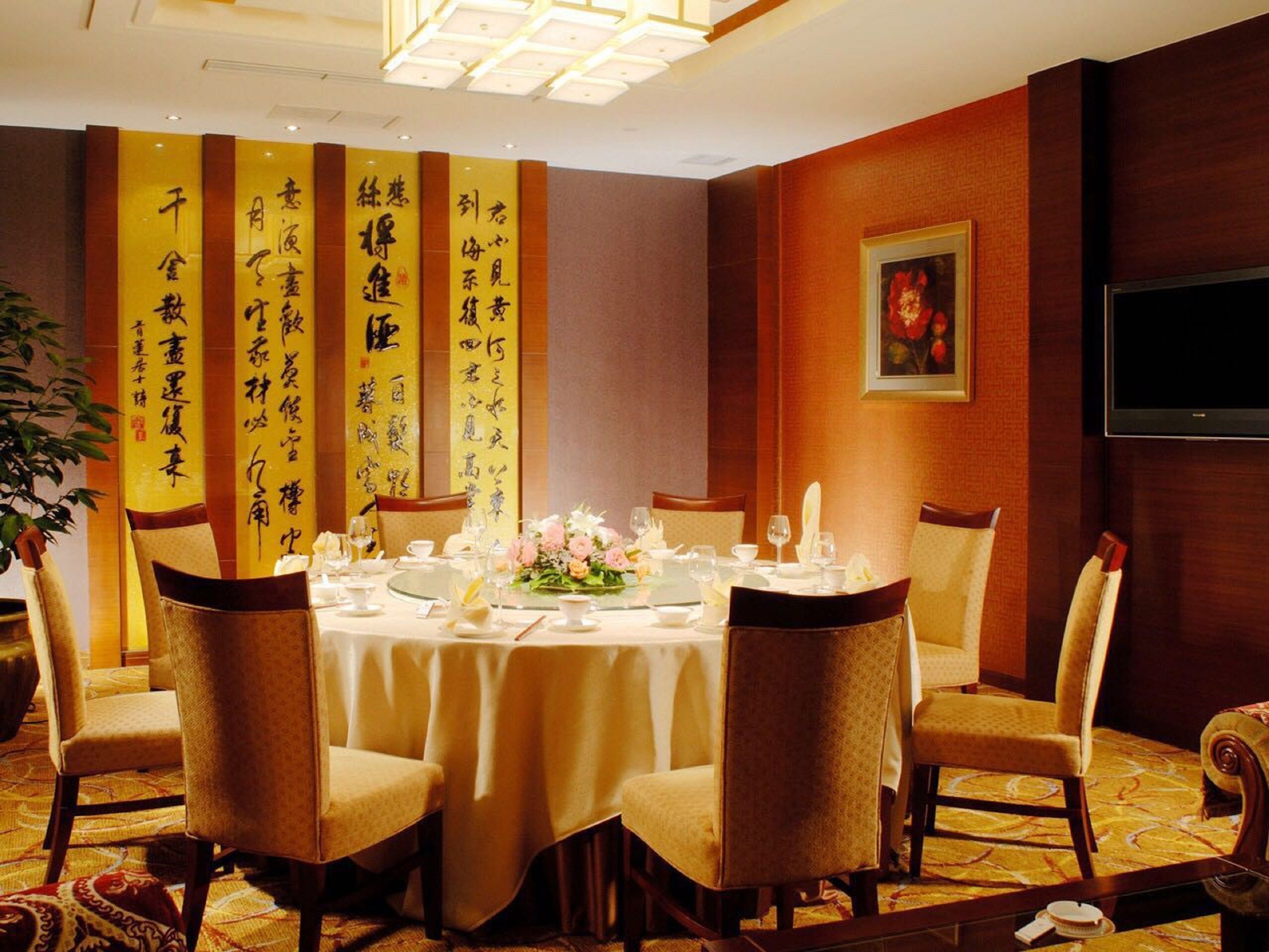 3 restaurants, breakfast, lunch, dinner served; chinese cuisine