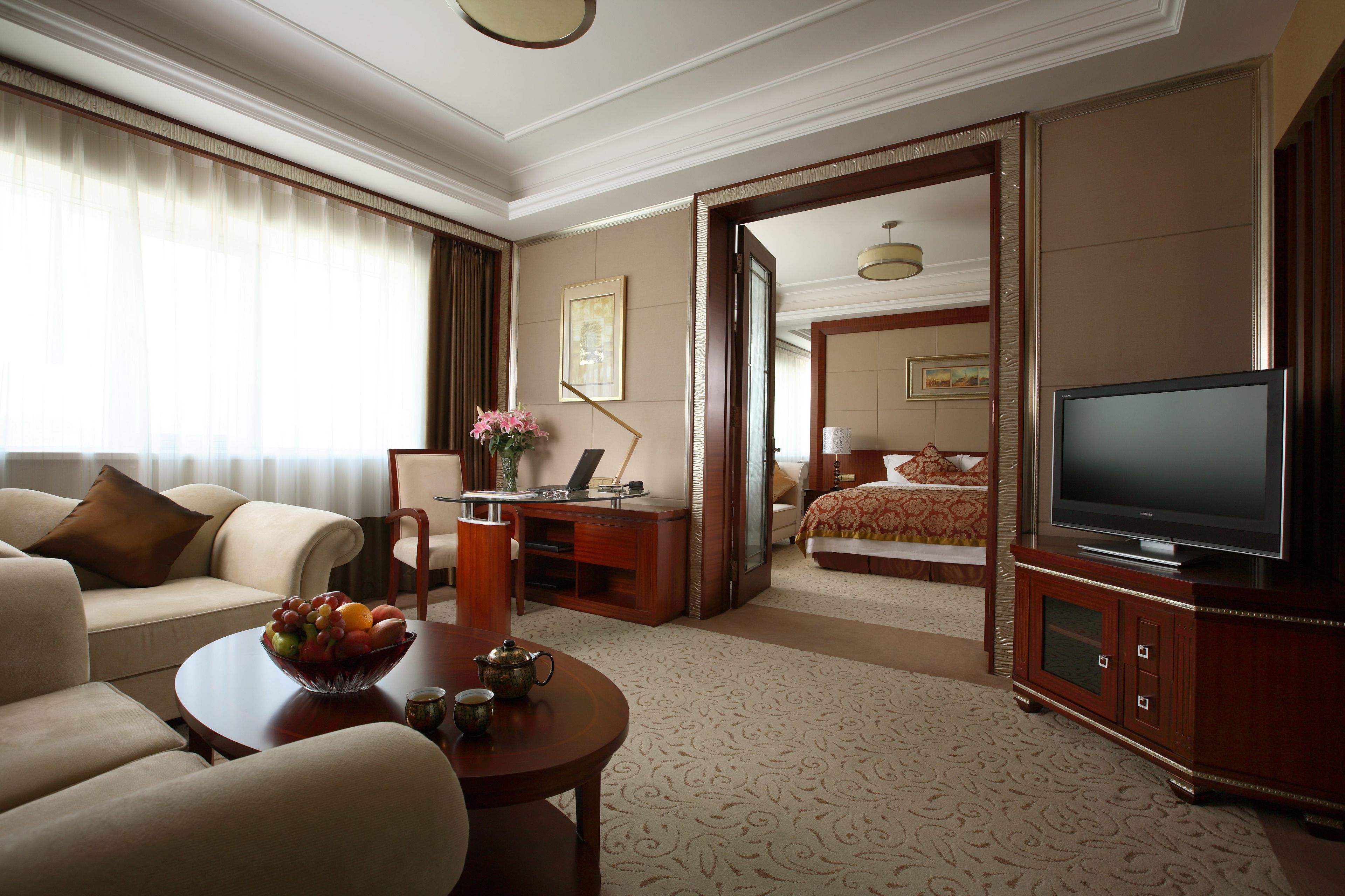 business suite | down duvets, in-room safe, desk, blackout curtains