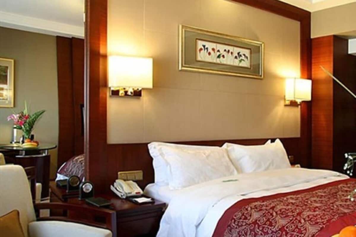 Business Suite | Down duvets, in-room safe, desk, laptop workspace