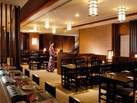 3 restaurants, breakfast, lunch, dinner served; Chinese cuisine