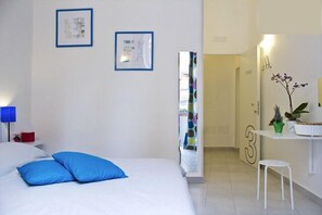 ห้องสแตนดาร์ดดับเบิล | ผ้านวมขนเป็ด, ตู้นิรภัยในห้องพัก, ห้องพักตกแต่งอย่างมีเอกลักษณ์