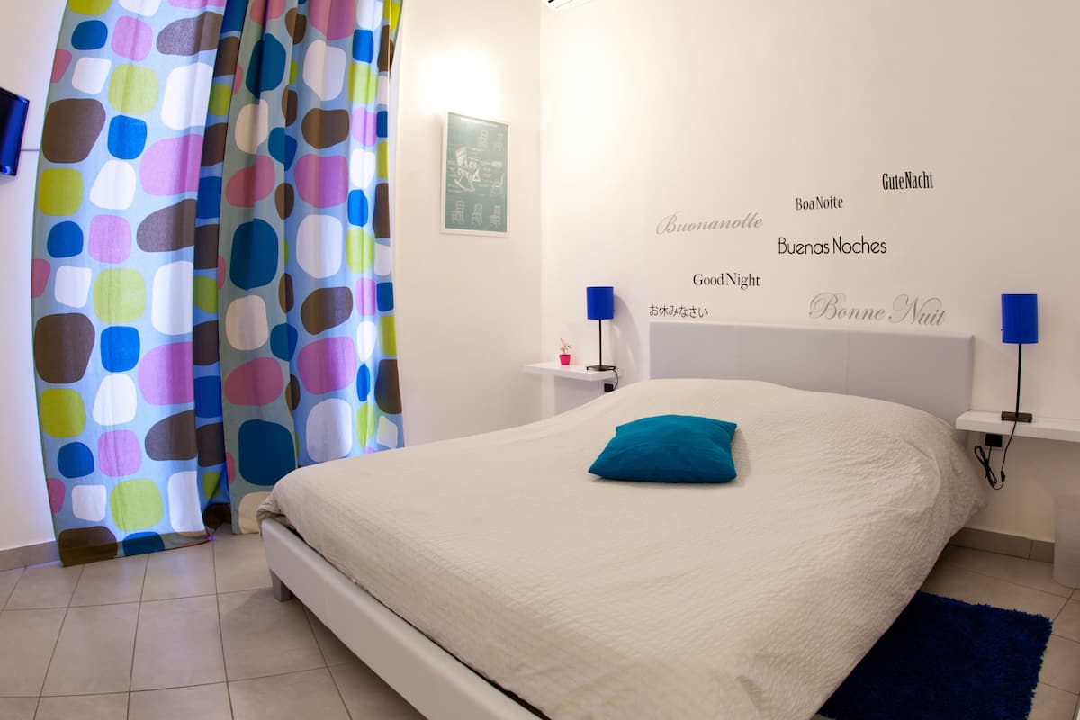 Habitación doble estándar | Edredón, caja de seguridad en la habitación y decoración personalizada