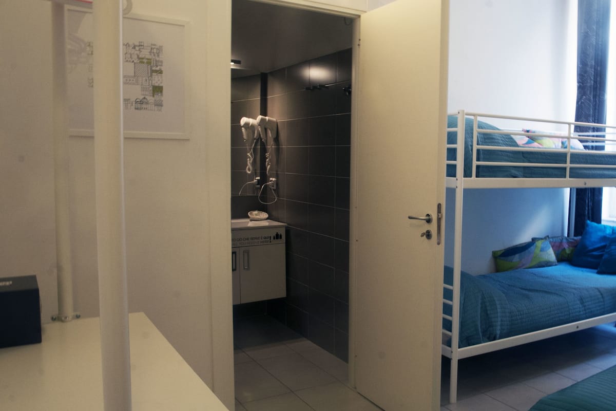 Habitación cuádruple | Edredón, caja de seguridad en la habitación y decoración personalizada