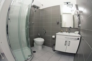 ห้องพักสำหรับสี่ท่าน | ห้องน้ำ | ฝักบัว, เรนชาวเวอร์, ของใช้ในห้องน้ำฟรี, ไดร์เป่าผม