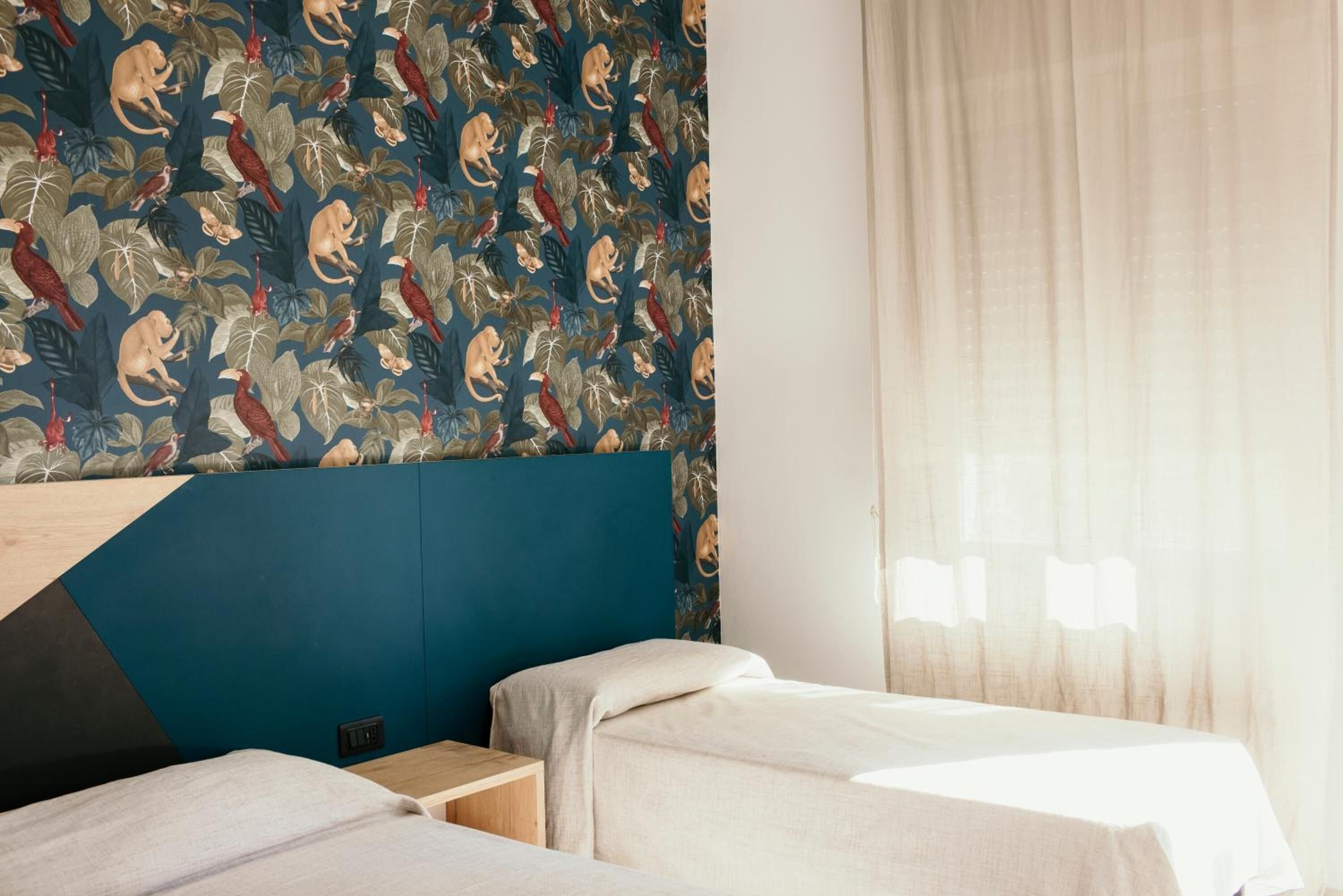 Peti besi dalam bilik, katil bayi/kot (surcaj), Wi-fi percuma 