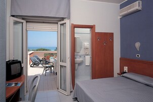 Una cassaforte in camera, culle/letti per bambini (a pagamento)