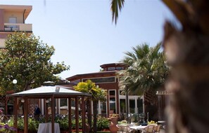 Outdoor dining - Hotel Acquario (Vasto)