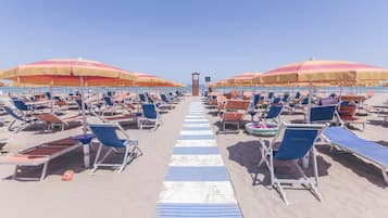 Een privéstrand, parasols