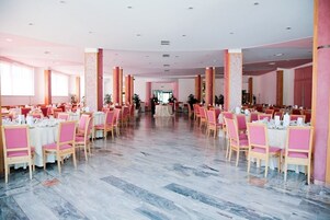 Aperto a colazione, pranzo e cena, cucina mediterranea 