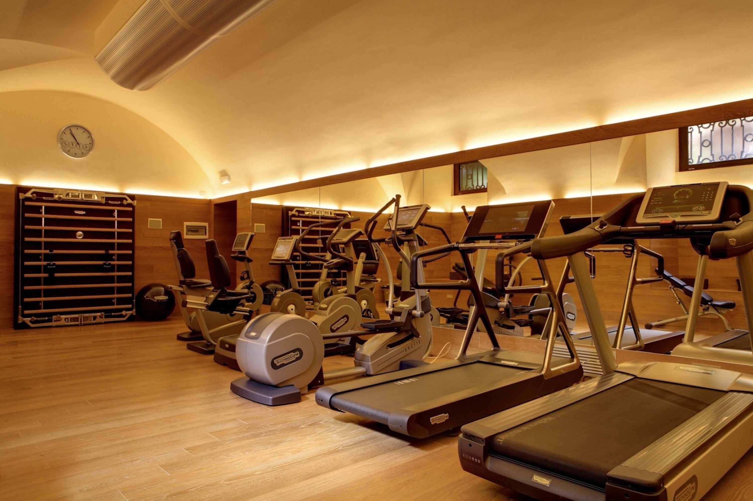 Una palestra con tapis roulant, ellittiche e attrezzature per pesi.