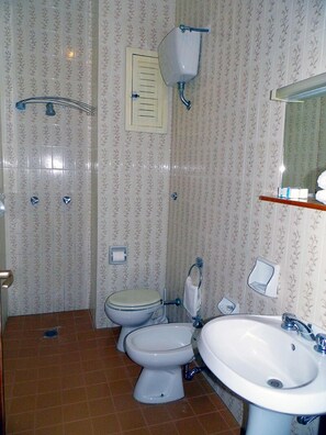 Shower, hair dryer, towels - Hotel San Vito (Forio)
