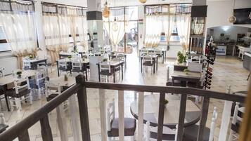 Douche, articles de toilette gratuits, sèche-cheveux, bidet