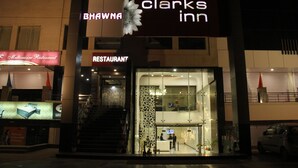 Um edifício com placas indicando 'Clark's Inn' e 'BHAWNA Restaurant'.