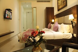 Deluxe Room | Minibar, in-room safe