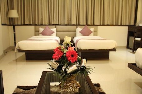 Deluxe Room | Minibar, in-room safe