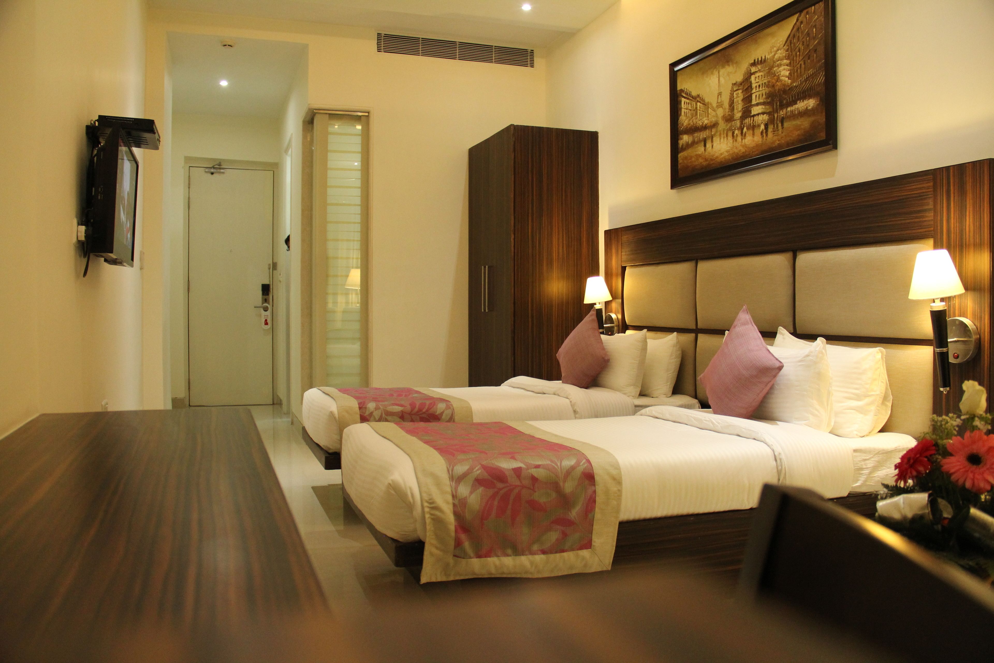 Minibar, in-room safe