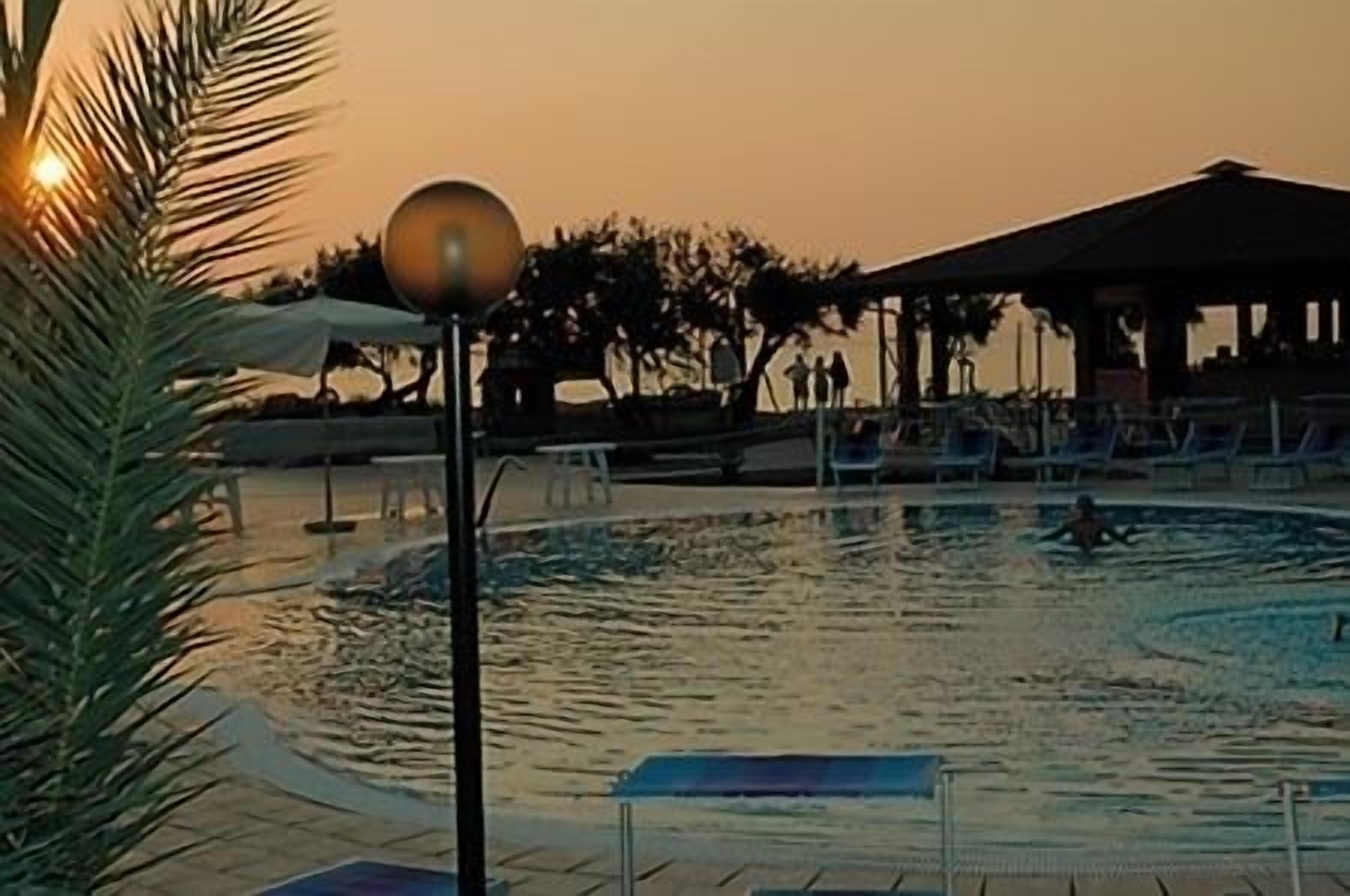 Sesongbasert utendørsbasseng, bassengparasoller og solsenger