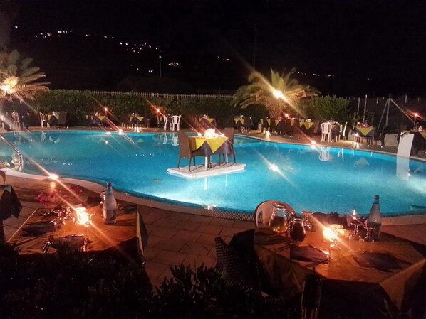 Piscina externa sazonal, guarda-sóis, espreguiçadeiras