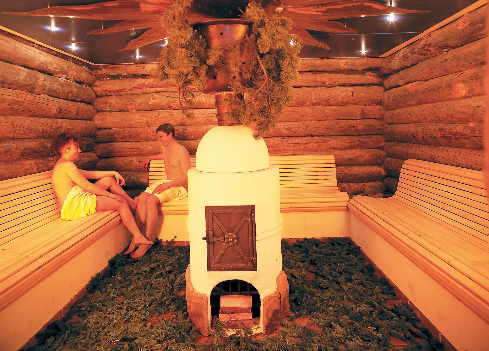 Een sauna met houten banken en een centrale verwarming.