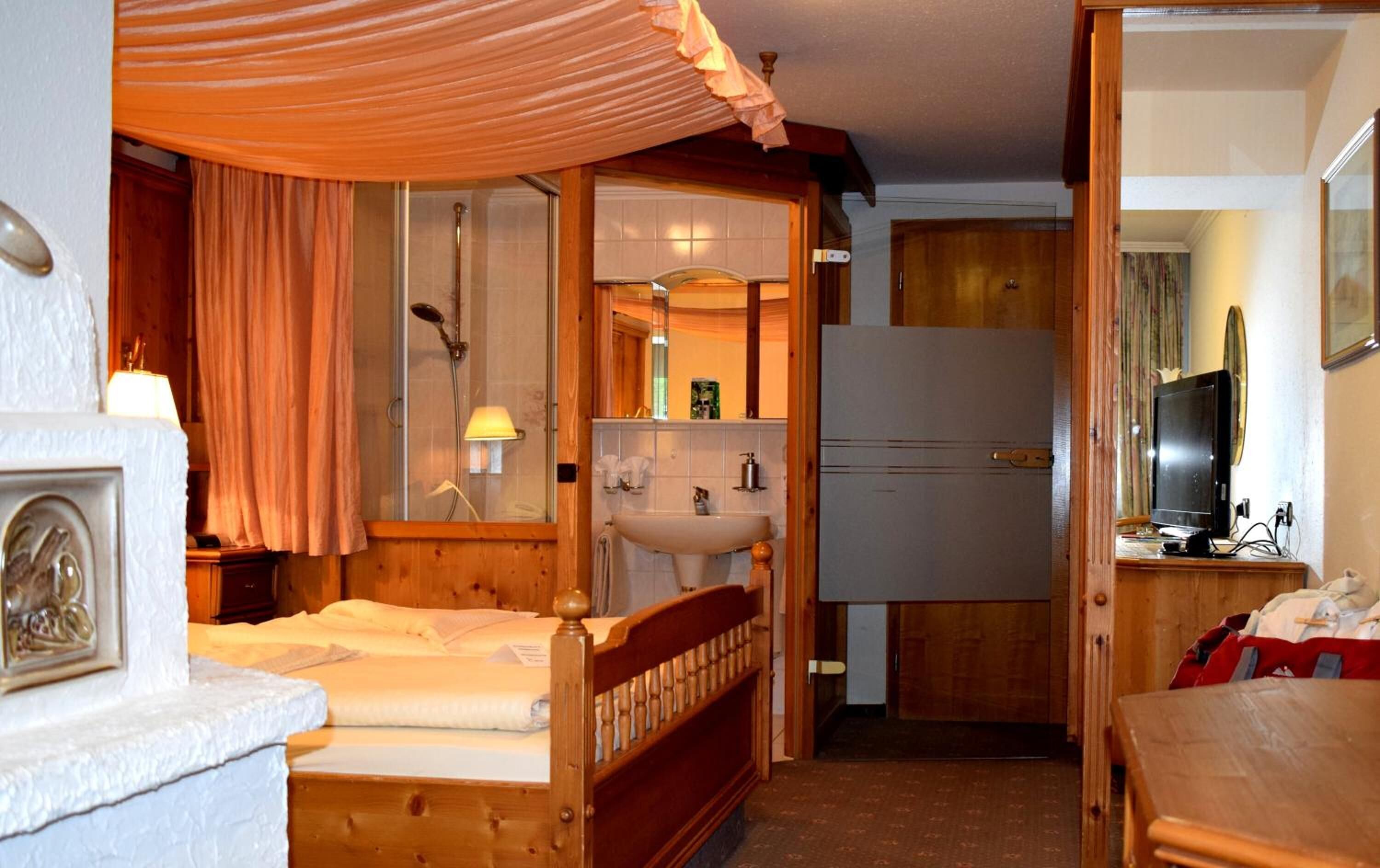 hypo-allergenic bedding, in-room safe, desk, free wifi