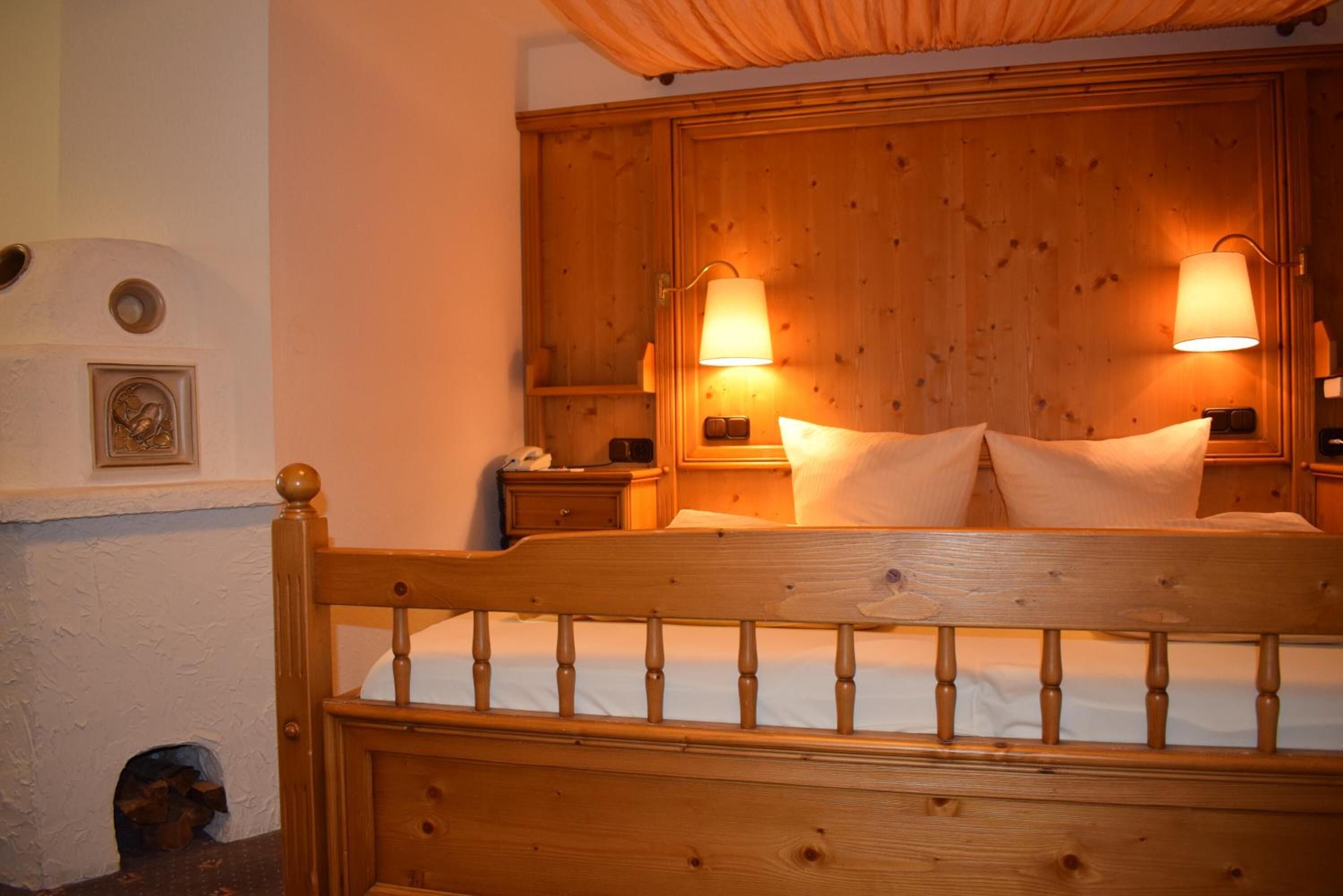 hypo-allergenic bedding, in-room safe, desk, free wifi